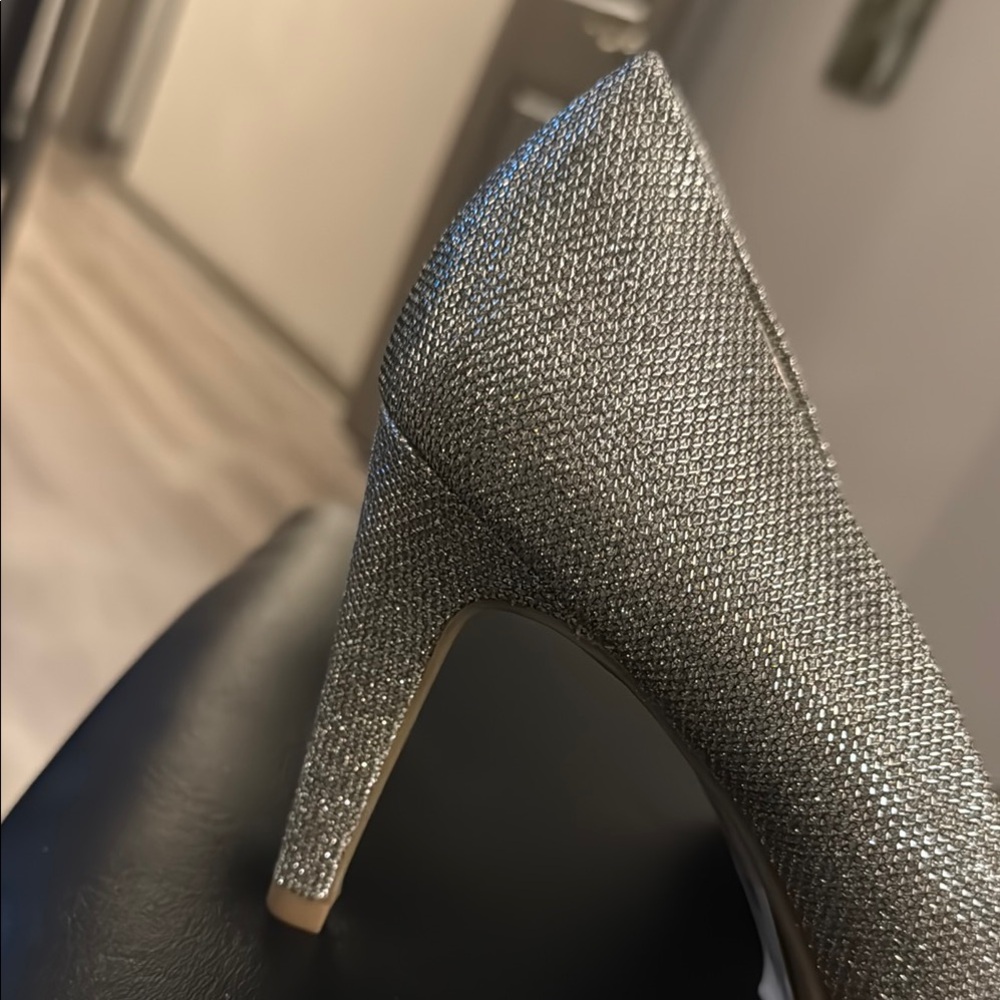 Bandolino
Women's Rainaa Peep Toe Platform Stiletto Pumps Size 10 BRAND NEW❣️ - Picture 5 of 15